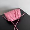 圖片 Bottega Veneta 585852 The Pouch 20 羔羊皮編織迷你雲朵包  緞帶粉色