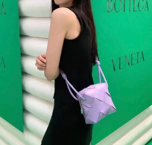 圖片 Bottega Veneta 709417 小款 Cassette 小羊皮相機包 紫藤色