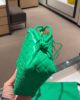 圖片 Bottega Veneta 723547 迷你 Loop 相機包  鸚鵡綠