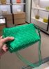 圖片 Bottega Veneta 723547 迷你 Loop 相機包  鸚鵡綠