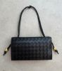 圖片 Bottega Veneta 717435 BV Trio 三隔層小羊皮肩背包/腋下包 黑色