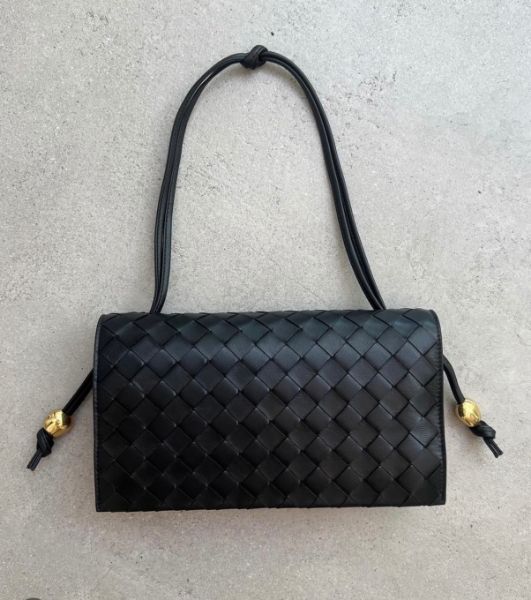 圖片 Bottega Veneta 717435 BV Trio 三隔層小羊皮肩背包/腋下包 黑色
