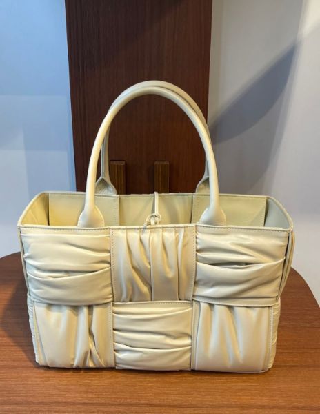 圖片 Bottega Veneta 729043 小款皺褶皮藝 Arco 托特包 燕麥色