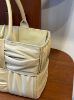 圖片 Bottega Veneta 729043 小款皺褶皮藝 Arco 托特包 燕麥色