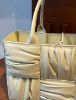 圖片 Bottega Veneta 729043 小款皺褶皮藝 Arco 托特包 燕麥色