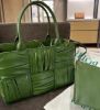 圖片 Bottega Veneta 729043 小款皺褶皮藝 Arco 托特包 松葉綠