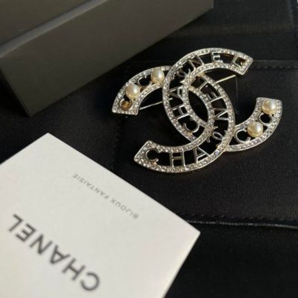 圖片 Chanel 23v 字母水鑽鏤空珍珠胸針