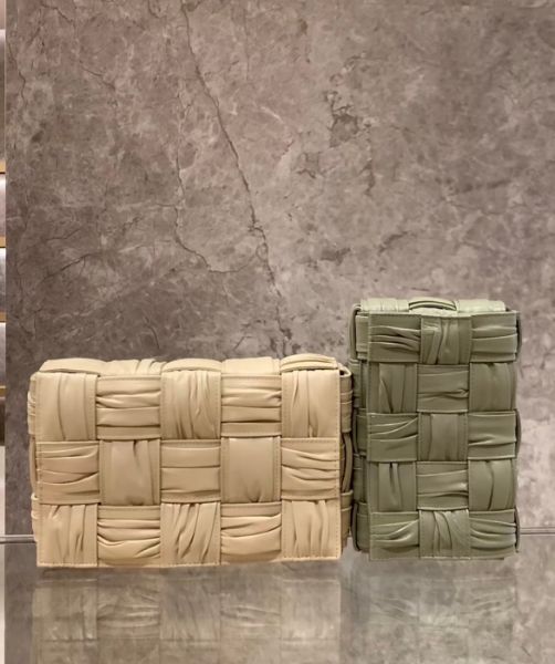 圖片 Bottega Veneta 717089 Cassette 15格皺褶工藝翻蓋編織包 燕麥色