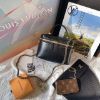 圖片 LOUIS VUITTON M57118 VANITY PM 壓花小羊皮黑色斜背包