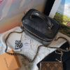 圖片 LOUIS VUITTON M57118 VANITY PM 壓花小羊皮黑色斜背包