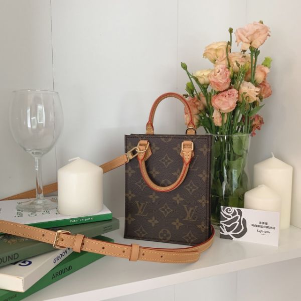 圖片 LOUIS VUITTON Petit Sac Plat 迷你琴譜包 新款背帶可調