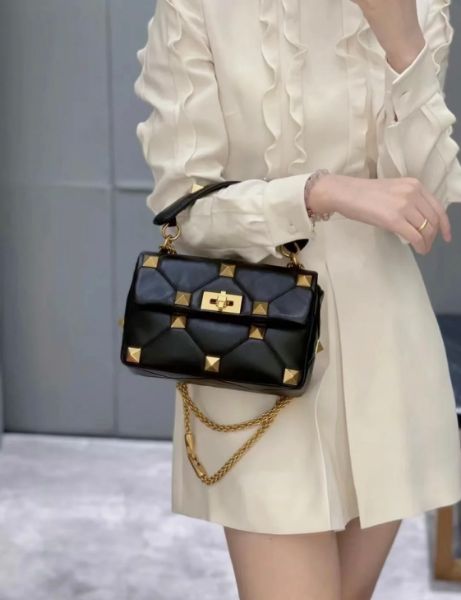 圖片 Valentino Roman Stud 中款納帕羊皮羅馬鉚釘包 黑色