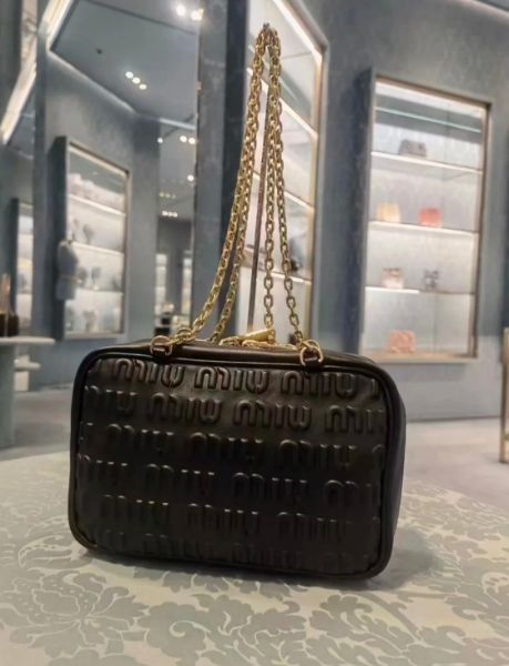 圖片 Miu Miu 5BB113 浮雕壓印保齡球鍊帶包 黑色