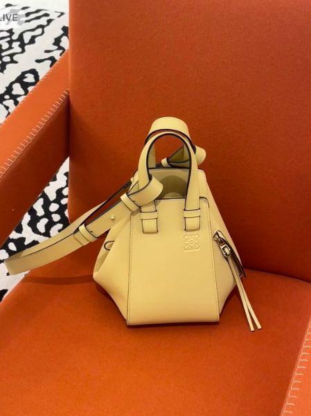 圖片 Loewe 粒面小牛皮 Compat Hammock 吊床包  深奶油色