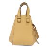 圖片 Loewe 粒面小牛皮 Compat Hammock 吊床包  深奶油色