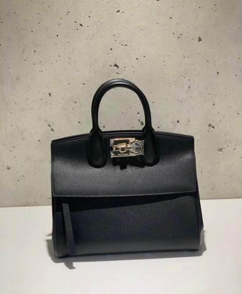 圖片 Salvatore Ferragamo 小牛皮 The Studio Soft 包  /附有一條長肩帶 黑色