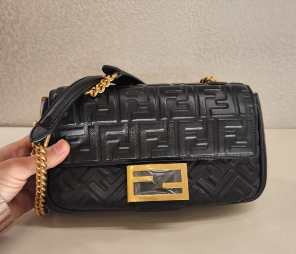 圖片 2023新季品❥ FENDI Baguette 立體浮雕 FF bag 小羊皮革法棍肩背包金鍊包 8BR793