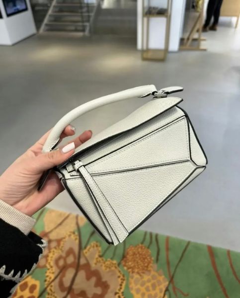 圖片 Loewe 迷你 Mini 柔軟粒面小牛皮 Puzzle包 棉花白