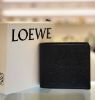 圖片 【現貨在台 】Loewe Anagram 壓花小牛皮對褶皮夾 短夾 黑色