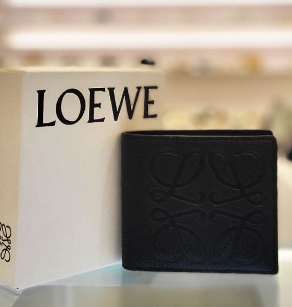 圖片 【現貨在台 】Loewe Anagram 壓花小牛皮對褶皮夾 短夾 黑色