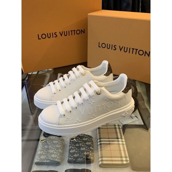 圖片 Louis Vuitton LV 經典 壓紋logo設計 搭配老花配色 女生小白鞋