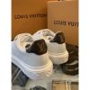 圖片 Louis Vuitton LV 經典 壓紋logo設計 搭配老花配色 女生小白鞋