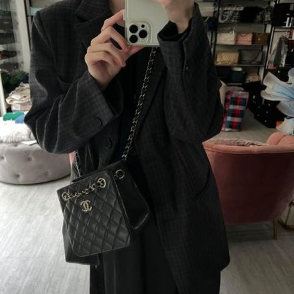 圖片 Chanel 23c黑金荔枝小水桶
