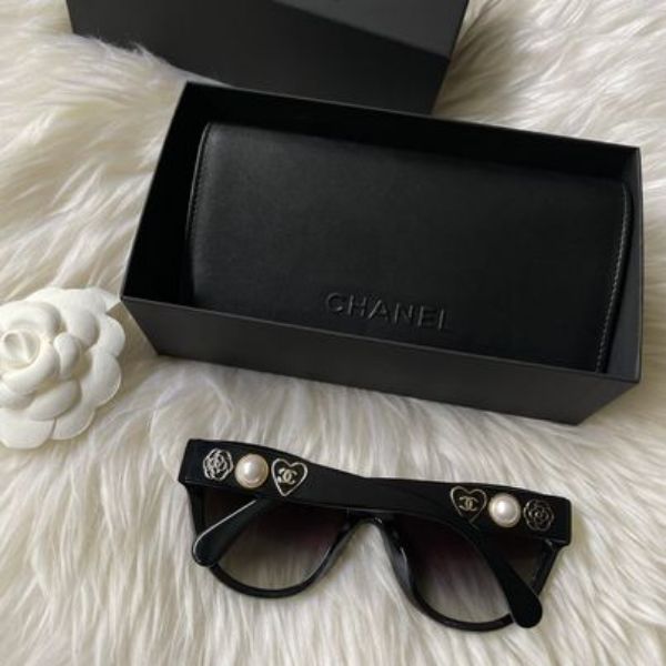 圖片 Chanel 珍珠愛心山茶花墨鏡