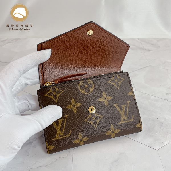 圖片 【雪曼國際精品】LV M41939 ROSALIE Monogram老花字紋暗釦紫紅色內裡零錢包，全新品／全配，晶片款