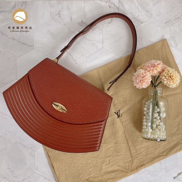 圖片 【雪曼國際精品】 LV M52482 EPI 經典水波紋單肩／手提扇形包 (焦糖色) ~二手商品約9成新