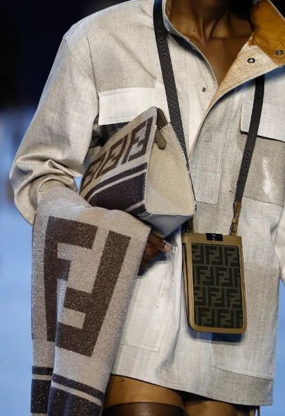 圖片 Fendi 7AS156 Peekaboo 棕色和菸草色手機套包