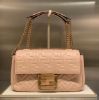 圖片 Fendi 8BR793 Baguette FF 立體浮雕小羊皮貝貴包  粉色配金鏈