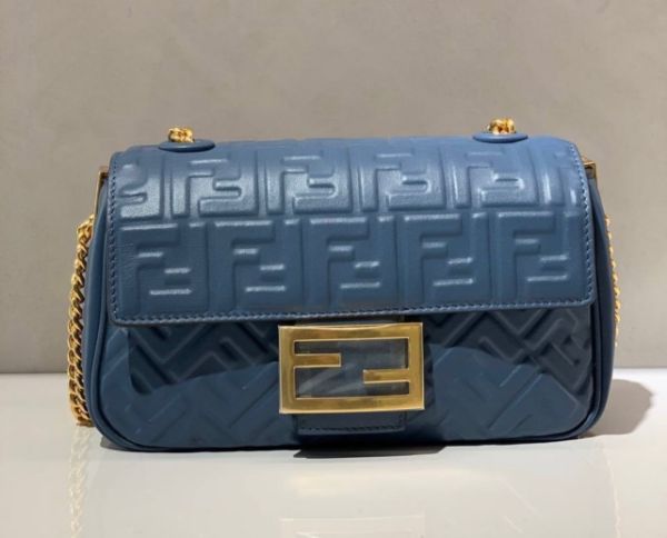 圖片 Fendi 8BR793 Baguette FF 立體浮雕小羊皮貝貴包  深藍色配金鏈