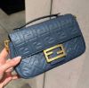 圖片 Fendi 8BR793 Baguette FF 立體浮雕小羊皮貝貴包  深藍色配金鏈