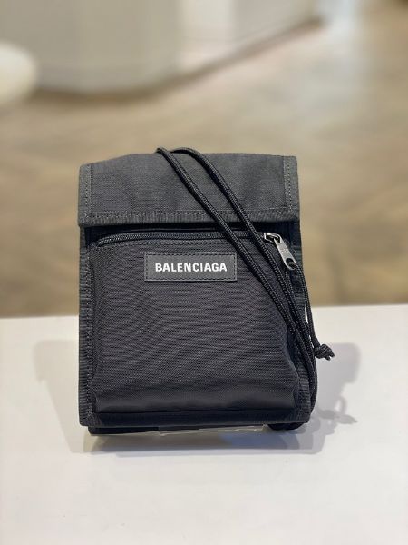 圖片 Balenciaga 532298 Explorer 尼龍隨身斜背包 黑色