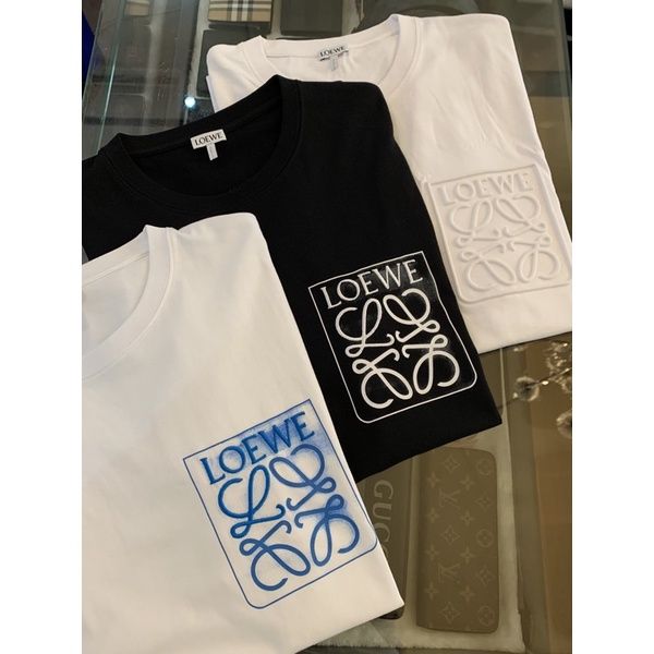 圖片 Limit精品✔️Loewe 經典胸口 大Logo半刺繡設計 、壓紋新款 素t 黑白二色 短袖T恤上衣
