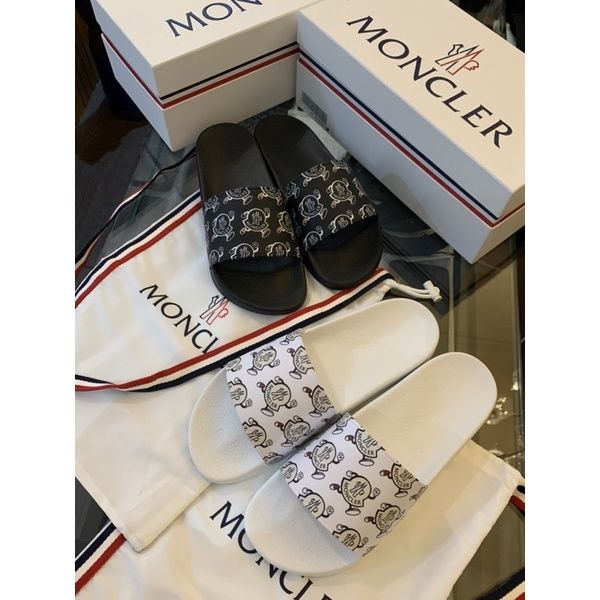 圖片 Moncler 新款 滿版logo設計 男生拖鞋 夏日必備 黑白二色