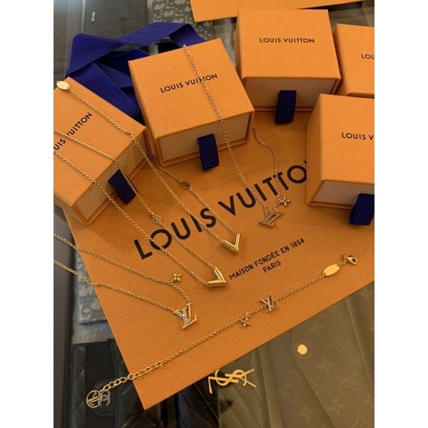 圖片 Louis Vuitton LV 經典V字設計 、LV logo金色 女生項鍊