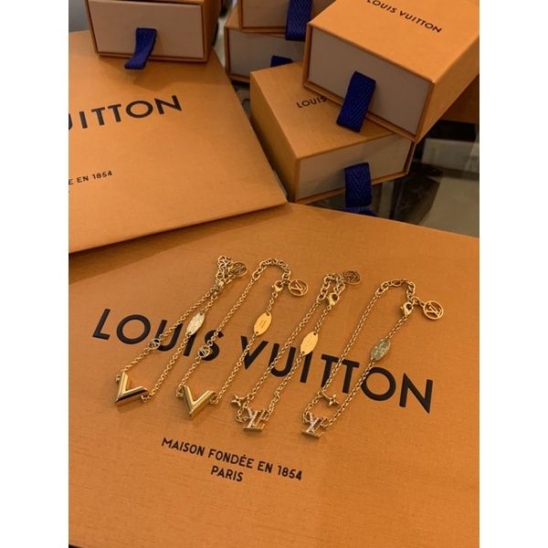 圖片 Louis Vuitton LV 經典 V字、LV Logo設計 金色 女生 手鍊