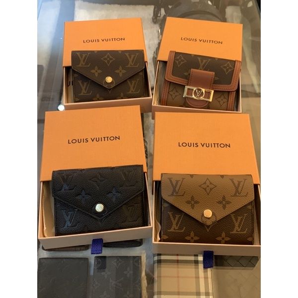 圖片 Louis Vuitton LV經典 達芙妮、壓紋、拼接配色 扣子設計 女生三折短夾