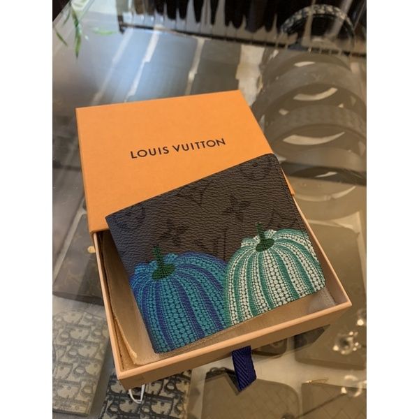 圖片 Louis Vuitton LV x草間彌生 聯名限量 南瓜Logo搭配灰老花 男生 短夾