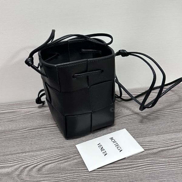 圖片 Bottega Veneta Cassette 編織黑色皮革水桶包 Mini