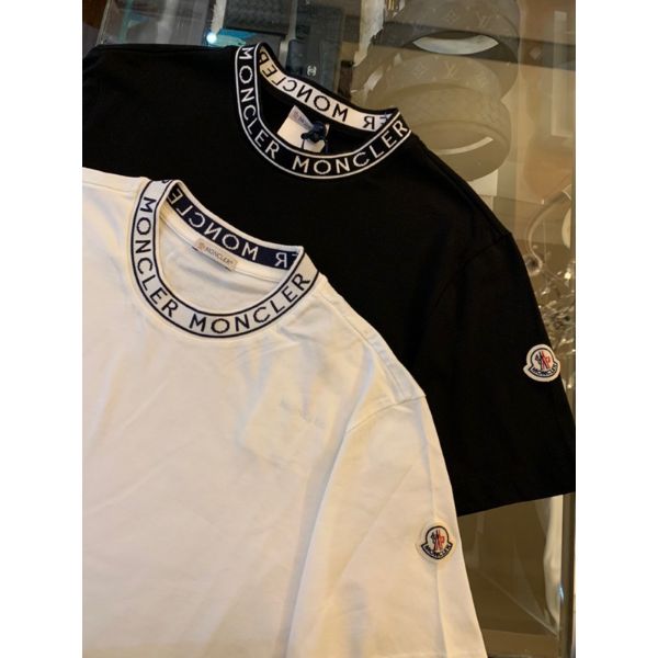 圖片 Moncler 經典 衣領字母圍繞設計 搭配手臂logo 短袖T恤上衣 黑白二色