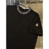 圖片 Moncler 經典 衣領字母圍繞設計 搭配手臂logo 短袖T恤上衣 黑白二色