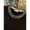 圖片 Moncler 經典 衣領字母圍繞設計 搭配手臂logo 短袖T恤上衣 黑白二色