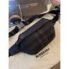 圖片 Burberry 經典 黑色格紋搭配字母logo設計 男生 腰包