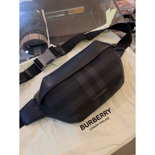 圖片 Burberry 經典 黑色格紋搭配字母logo設計 男生 腰包