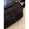圖片 Burberry 經典 黑色格紋搭配字母logo設計 男生 腰包