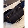圖片 Burberry 經典 黑色格紋搭配字母logo設計 男生 腰包