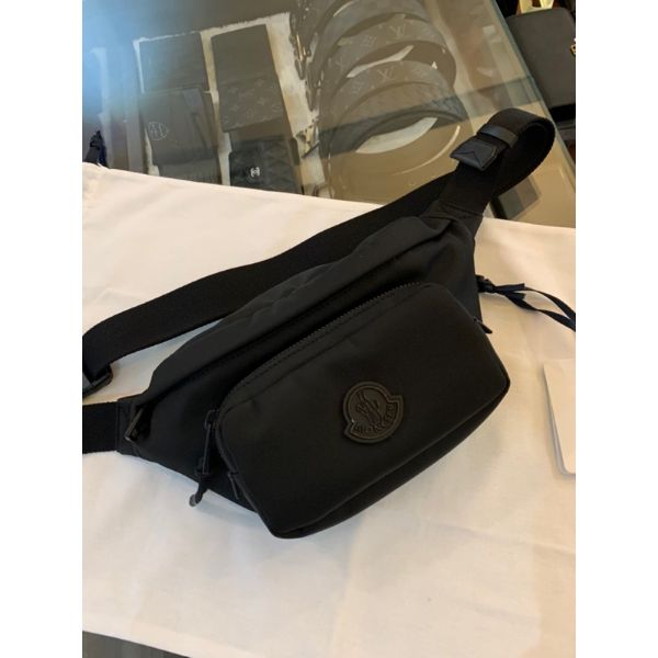 圖片 Moncler 經典 黑色小logo設計 超實用 男生 腰包